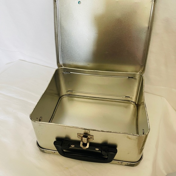 SAILOR MOON Tin Lunch 🗃️ Box. 💗. Will consider ALL offers. - Picture 5 of 10